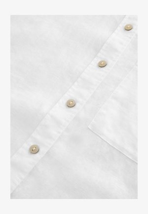 Weißes Leinenhemd mit durchgehender Knopfleiste und hellbraunen Knöpfen, einer Brusttasche und einem strukturierten Stoff.