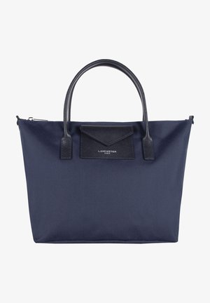 Borsa a spalla in tessuto blu navy con doppi manici superiori, forma rettangolare, dettagli in pelle testurizzata e una piccola pochette nella parte anteriore.