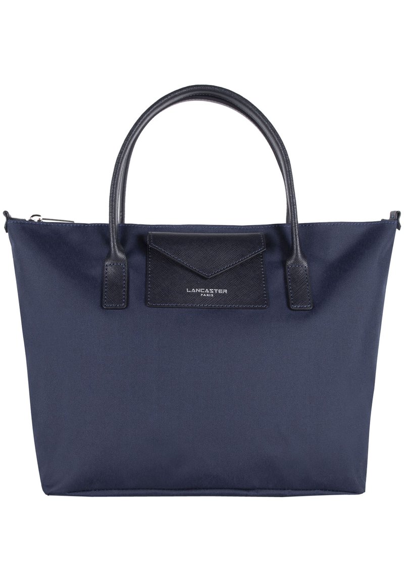 Borsa a spalla in tessuto blu navy con doppi manici superiori, forma rettangolare, dettagli in pelle testurizzata e una piccola pochette nella parte anteriore.