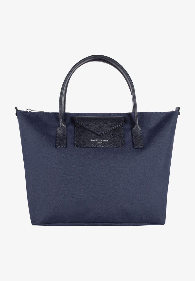 Borsa a spalla in tessuto blu navy con doppi manici superiori, forma rettangolare, dettagli in pelle testurizzata e una piccola pochette nella parte anteriore.