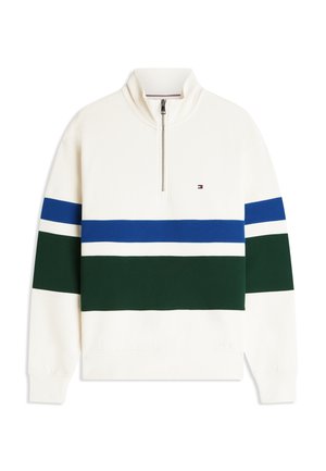 Felpa bianca con mezza zip e strisce orizzontali blu e verde scuro su petto e braccia, con piccolo logo sul petto sinistro.