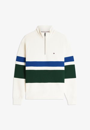 Sudadera blanca con cremallera de cuarto de cierre, con franjas horizontales azules y verde oscuro en el pecho y los brazos, con un pequeño logo en el pecho izquierdo.