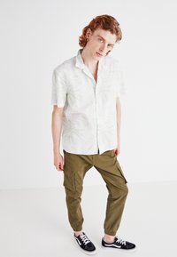 Selected Homme SLHRELAXSUN SHIRT RESORT - Marškiniai - bok choy aop:leaves aop