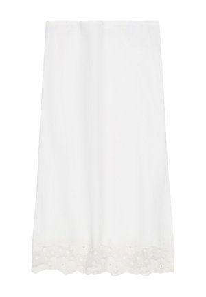 Falda blanca hasta la rodilla con un sutil borde de encaje floral a lo largo del dobladillo sobre un fondo blanco liso.