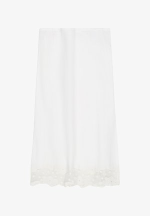 Falda blanca hasta la rodilla con un sutil borde de encaje floral a lo largo del dobladillo sobre un fondo blanco liso.