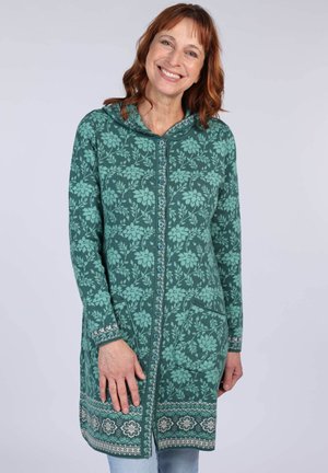 Grüner, floral gemusterter langer Cardigan mit Kapuze, Knopfleiste, Seitentaschen und dekorativem Besatz entlang der Kanten und Ärmel.