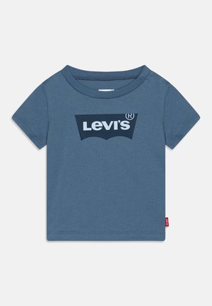 T-shirt bleu à manches courtes pour enfants avec col rond et logo Levi's bleu foncé imprimé sur la poitrine.