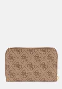 Portafoglio marrone con zip, caratterizzato da un motivo a monogramma in rilievo ripetuto e un tirante della zip dorato, su sfondo bianco.