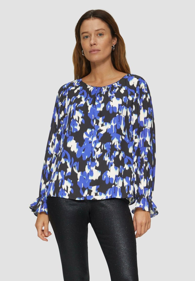Zwarte blouse met een abstract patroon in blauw en wit, zachte stof, ronde halslijn, losse pasvorm en lange mouwen met gerimpelde manchetten.