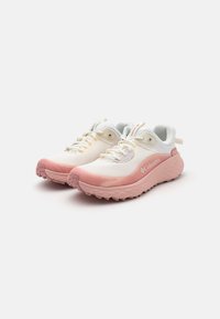 Witte en lichtroze hardloopschoenen met een gestructureerde roze zool, mesh bovenkant en veters. Voorzien van het Columbia-logo aan de zijkant en een trekkoord.