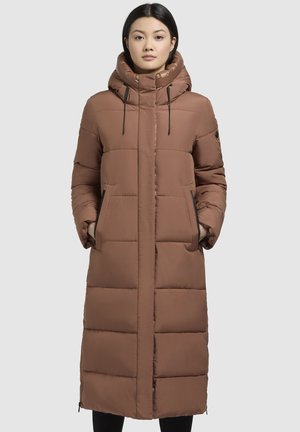 Smeđi puffer kaput s dugim, ravnim dizajnom. Ima visoki ovratnik, kapuljaču, prednji patentni zatvarač i bočne džepove. Hrapava tekstura.