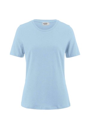 T-shirt bleu clair à col rond, à manches courtes, fabriqué en tissu doux, avec une texture lisse et une coupe droite, arborant une étiquette de marque au niveau du col.