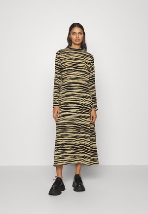 Hosszú ujjú ruha fekete és bézs zebra csíkos mintával, texturált anyagból készült, laza szabással és midi hosszúsággal.