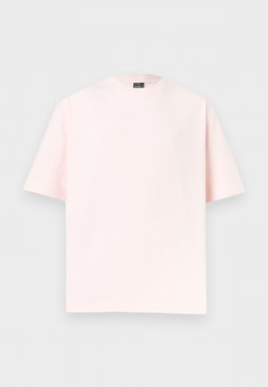 Ožemljena roza majica kratkih rokavov z okroglim izrezom in ravnim spodnjim robom, prikazana na svetlo sivi enobarvni podlagi.