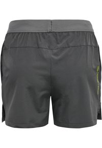 Grå sportshorts i lätt material, med dragsko i midjan, sidoflikar och en logotyp i neongrön på baksidan.