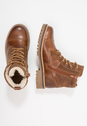 Paire de bottes d’hiver en cuir marron avec lacets, fermeture éclair latérale et doublure polaire blanche, présentée vue de dessus et de côté sur fond blanc.