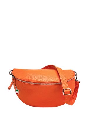Sac en cuir orange avec une forme arrondie, fermeture éclair et une bandoulière ajustable. Présente un petit charme en forme de drapeau italien comme accent.