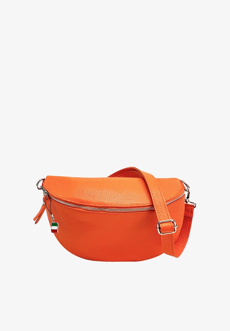 Oranje leren handtas met een ronde vorm, ritsluiting en een verstelbare schouderband. Voorzien van een klein Italiaans vlaggetje als accent.
