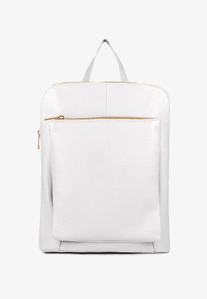 Weißer Leder-Rucksack mit glatter Textur, ausgestattet mit einer vorderen Reißverschlusstasche und goldenen Akzenten. Inklusive eines oberen Griffs zum Tragen.