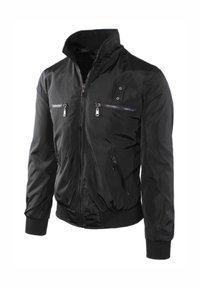 Giacca bomber nera realizzata in nylon morbido, con un colletto alto, tasche richiudibili con zip e polsini e orlo a coste per un look aderente.