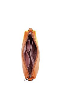 Oranžová kožená taška se zipovým uzávěrem, která má podšitý interiér s cik-cak vzory a dělené přihrádky pro organizaci.