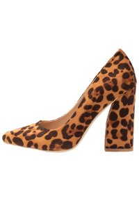 Lodička na vysokém podpatku se zvířecím potiskem, špičatou špičkou, semišovou texturou a robustním blokovým podpatkem. Spodní část je v jednobarevném provedení.