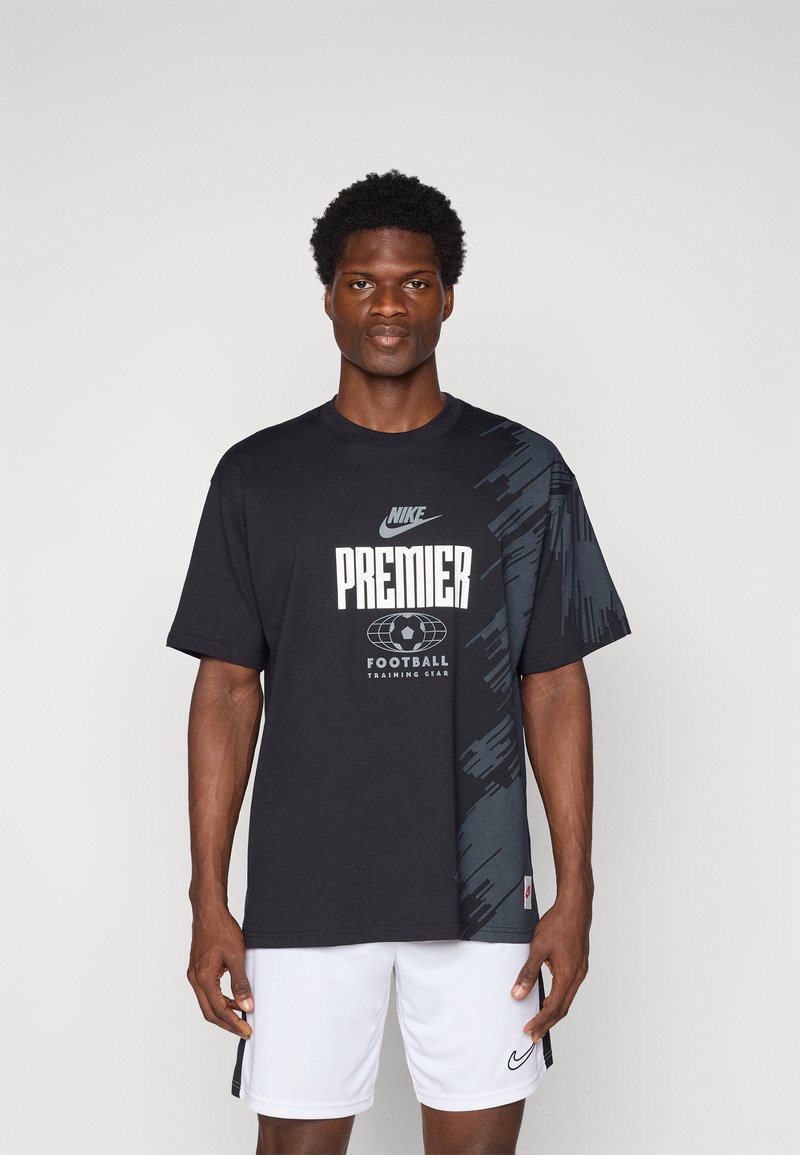 Nike Premier fodbold trænings t-shirt i sort med grå grafiske accenter, med et logo trykt i midten og korte ærmer.