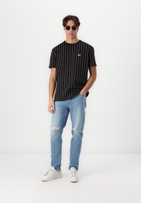 Tommy Jeans VERTICAL STRIPE TEE UNISEX - Camiseta estampada - black