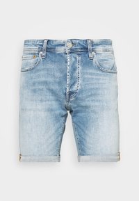 Shorts de mezclilla azul claro con puños enrollados, botón en la parte frontal, cremallera y diseño de cinco bolsillos.