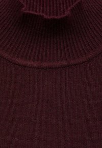 Burgunderfarbener, gerippter Strickstoff mit hohem Kragen. Die Textur ist fein und gleichmäßig, mit vertikalen Linien und einer weichen Oberfläche.