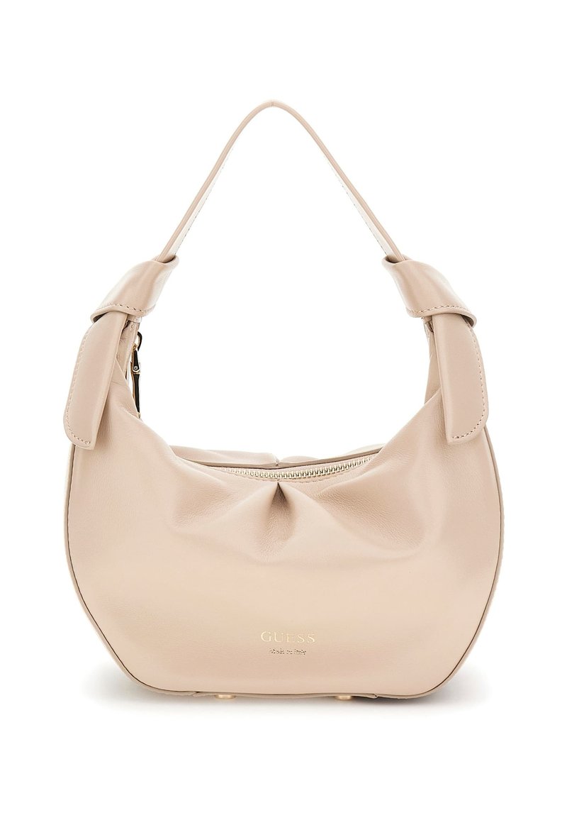 Beige bőr hobo táska ívelt formával, felső cipzáros záródással, csomózott fogantyú díszítéssel és diszkrét arany logó részlettel az elején.