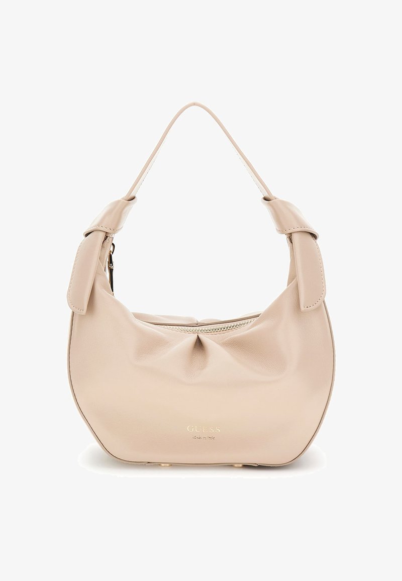 Beżowa skórzana torba hobo o zakrzywionym kształcie, z zamknięciem na zamek u góry, akcentami w postaci węzłów na uchwytach oraz subtelnym złotym logo z przodu.