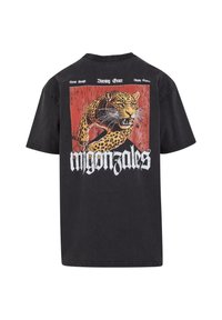 Sort bomulds T-shirt med et grafisk billede af en leopard på en rød baggrund, med hvid tekst der læser "m Gonzales" under billedet. Korte ærmer.