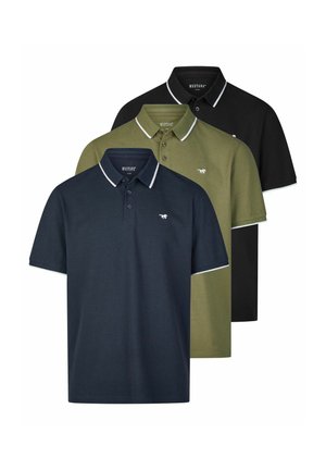 Drei Poloshirts in Marineblau, Olivgrün und Schwarz. Jedes hat einen kontrastierenden weißen Kragen und ein kleines Logo auf der Brust.