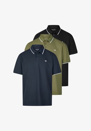 Drie polo's in marineblauw, olijfgroen en zwart. Elke polo heeft een contrasterende witte kraag en een klein logo op de borst.