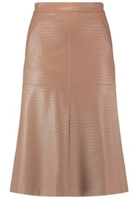 A-line nederdel i lys beige kunstlæder, med et struktureret diamantmønster, sidelommer og en taljebånd. Mellemlang design.