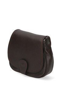 Borsa crossbody in pelle marrone con patta arrotondata, cuciture a contrasto e chiusura a scatto magnetico. Forma compatta ideale per gli essenziali.