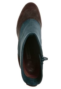 Botte en daim montant à la cheville avec corps bleu sarcelle foncé, bout et garniture marron et fermeture éclair latérale.