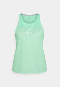 Canotta Nike verde menta con tessuto traspirante, caratterizzata da un motivo a righe sottili e un logo bianco sul petto. Design leggero.