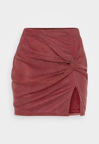 Mini falda de un vibrante rosa brillante con detalle de nudo retorcido y abertura frontal, hecha de tela elástica texturizada.