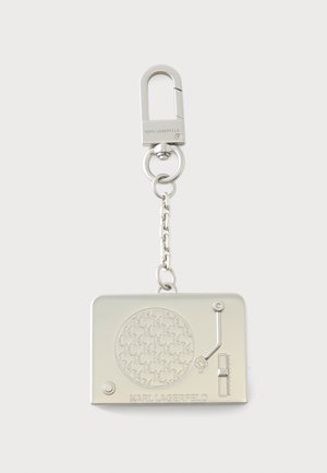 Silberner Metall-Schlüsselanhänger in Form eines Retro-Plattenspielers mit Kettenglied und gebrandetem Karabinerclip.