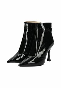 Stivaletti in vernice neri con punta affusolata, tacco a stiletto sottile e pannelli laterali elastici. Presentano una sottile fascia decorativa.
