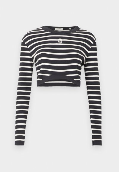 Μακρυμάνικο κοντό τοπ με οριζόντιες ρίγες σε ασπρόμαυρο, με στρογγυλή λαιμόκοψη και μικρό κεντημένο λογότυπο στο κέντρο του στήθους.