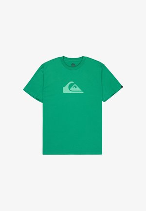 Zielona koszulka z krótkim rękawem i okrągłym dekoltem, z jasnografitowanym zielonym falistym i górskim logo umieszczonym na środku klatki piersiowej.