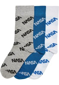 Három pár pamut zokni szürke, kék és fehér színben, a "NASA" logó fekete és kék ismétlődő szövegmintáival.