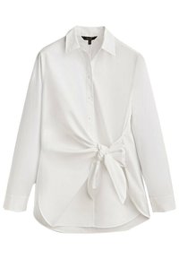 Chemise blanche à manches longues avec boutonnage devant et détail de nœud noué à la taille, présentant une texture de tissu lisse et un col classique.