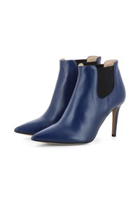 Navy leren enkellaarzen met een spitse neus, slanke stilettohak en elastische zijpanelen voor gemakkelijk aan- en uittrekken, met een gladde textuur.