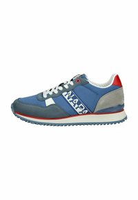 Baskets de sport bleu et gris avec des lacets blancs, des panneaux texturés, des accents rouges et une semelle en caoutchouc. Présente le logo "NAPA" sur le côté.