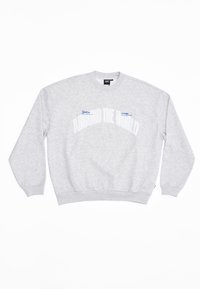 Sudadera gris de manga larga, con cuello redondo y texto gráfico "ALREDEDOR DEL MUNDO" en blanco. Presenta una textura suave y un ajuste relajado.