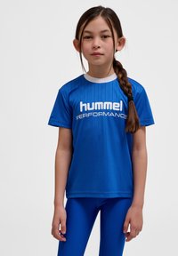 Blå idrottströja med vertikala ränder, vit krage och "hummel PERFORMANCE"-logo. Styld med matchande blå leggings.